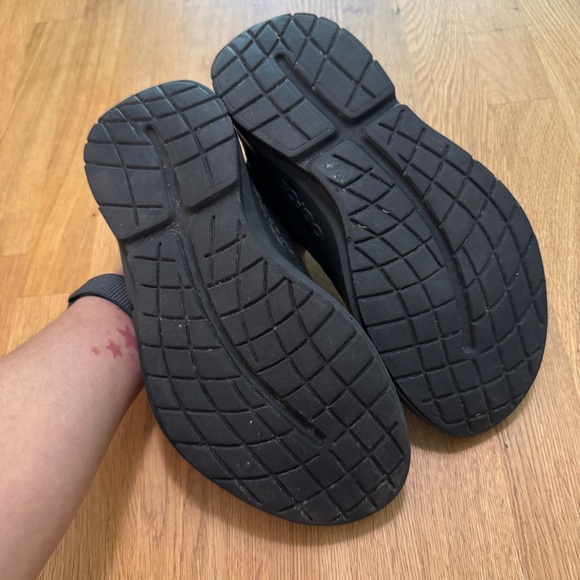 OOFOS OOmg Men's 10 eeZee Black Check Slip On Sneakers - Picture 4 of 9